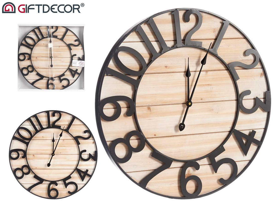 Reloj de metal negro de madera clara